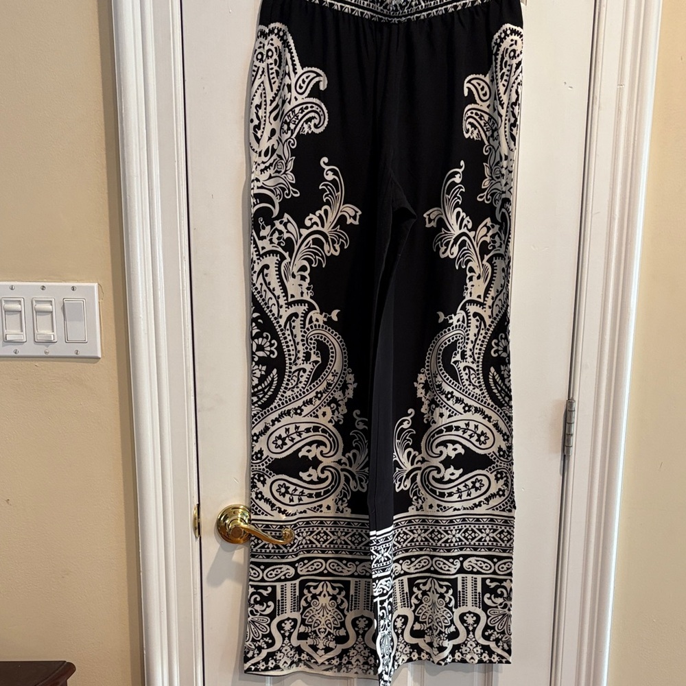NWT! Forever 21 Black and White Palazzo Pants. Size L